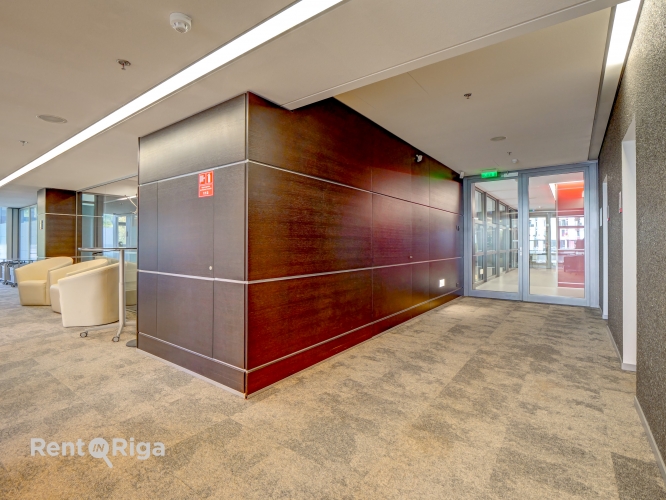 Sludinājumi. Prestižs, uzreiz pieejams un mēbelēts birojs vienā no Rīgas ievērojamākajiem biroju kompleksiem.  Cena: 3680 EUR/mēn Foto #4