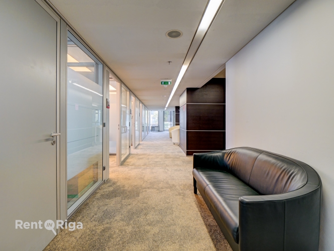 Sludinājumi. Prestižs, uzreiz pieejams un mēbelēts birojs vienā no Rīgas ievērojamākajiem biroju kompleksiem.  Cena: 3680 EUR/mēn Foto #6