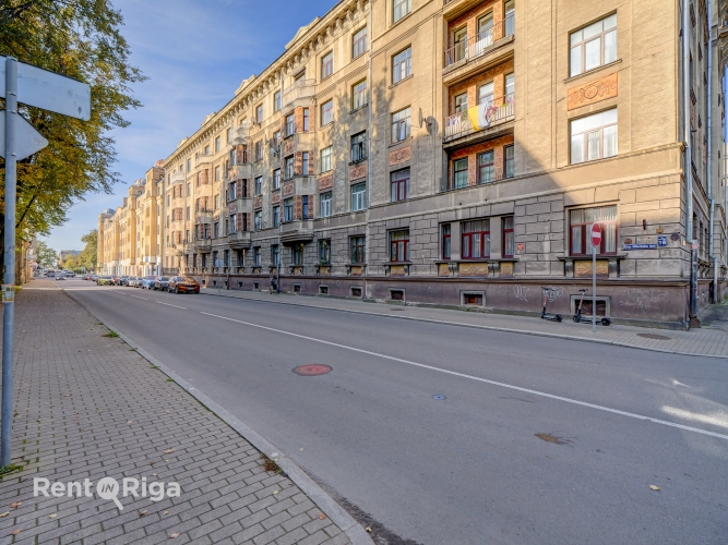 Sludinājumi. Pārdod 4 istabu dzīvokli Rīgas centrā!  Telpas ir apvītas ar gaismu un vērību, ar augstiem Cena: 146500 EUR Foto #2