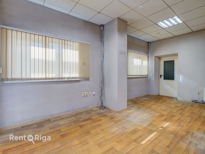 Sludinājumi. Izīrē apkurināmas telpas ar rampu un ofisu!  Telpas piemērotas: + Darbnīcai + Noliktavai + Cena: 900 EUR/mēn Foto #7