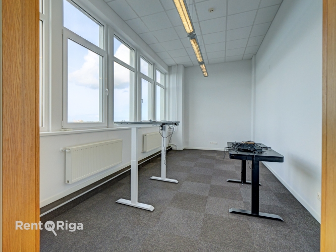 Sludinājumi. Kvalitatīvs, kompakta izmēra birojs renovētā ēkā  Ganību dambī 24D.  Birojs atrodas ēkas 6. stāvā, Cena: 575 EUR/mēn Foto #5