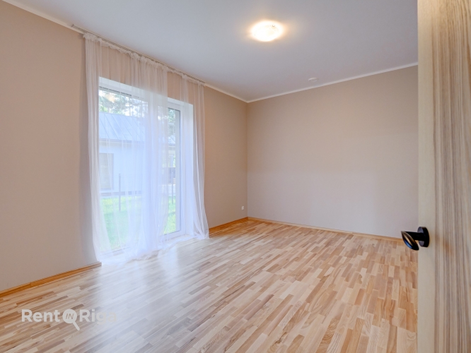 Sludinājumi. Izīrē jaunu, kvalitatīvi būvētu māju Ķekavā  klusā, meža ieskautā vietā ar visām pilsētas Cena: 1650 EUR/mēn Foto #7