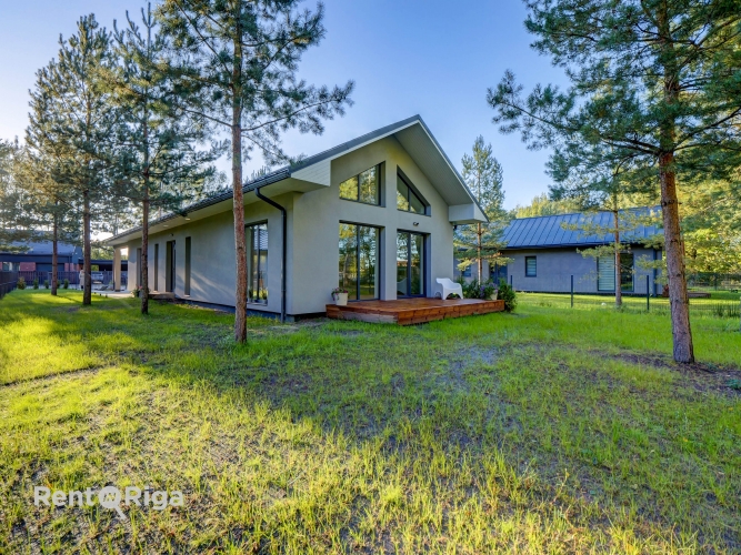 Sludinājumi. Izīrē jaunu, kvalitatīvi būvētu māju Ķekavā  klusā, meža ieskautā vietā ar visām pilsētas Cena: 1650 EUR/mēn Foto #3