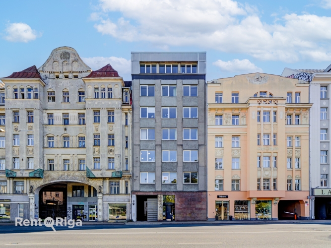 Объявление. Birojs ar skatu uz Dailes teātra skvēru.  Birojs sastāv no divām (25 + 66 kvm), no kurām lielākā ir Цена: 500 EUR/мес. Foto #1