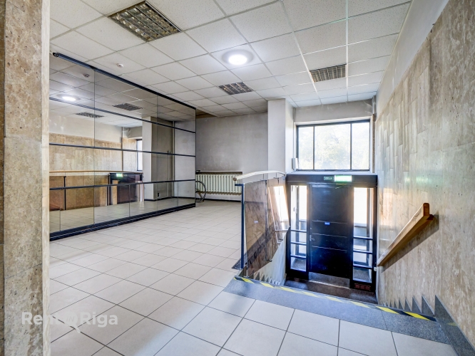 Объявление. Birojs ar skatu uz Dailes teātra skvēru.  Birojs sastāv no divām (25 + 66 kvm), no kurām lielākā ir Цена: 500 EUR/мес. Foto #2