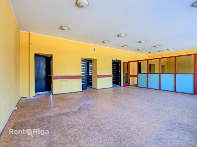 Объявление. Birojs ar skatu uz Dailes teātra skvēru.  Birojs sastāv no divām (25 + 66 kvm), no kurām lielākā ir Цена: 500 EUR/мес. Foto #4