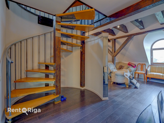 Sludinājumi. Izsmalcināts divlīmeņu dzīvoklis renovētā ēkā pašā Rīgas sirdī.   Tiešs skatu uz Brīvības Cena: 299750 EUR Foto #2