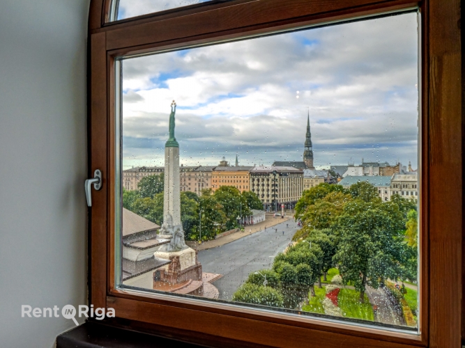 Sludinājumi. Izsmalcināts divlīmeņu dzīvoklis renovētā ēkā pašā Rīgas sirdī.   Tiešs skatu uz Brīvības Cena: 299750 EUR Foto #9