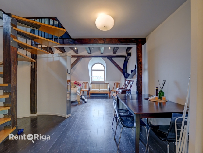 Sludinājumi. Izsmalcināts divlīmeņu dzīvoklis renovētā ēkā pašā Rīgas sirdī.   Tiešs skatu uz Brīvības Cena: 299750 EUR Foto #1