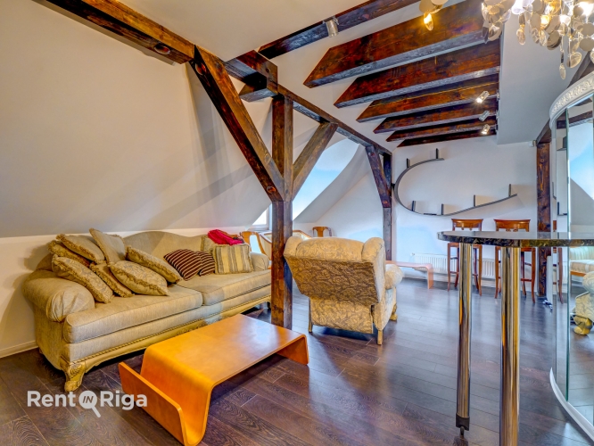 Sludinājumi. Izsmalcināts divlīmeņu dzīvoklis renovētā ēkā pašā Rīgas sirdī.   Tiešs skatu uz Brīvības Cena: 299750 EUR Foto #7