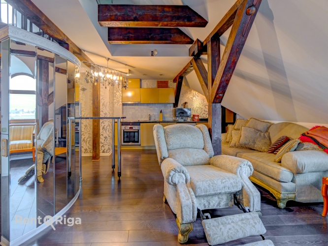 Sludinājumi. Izsmalcināts divlīmeņu dzīvoklis renovētā ēkā pašā Rīgas sirdī.   Tiešs skatu uz Brīvības Cena: 299750 EUR Foto #4