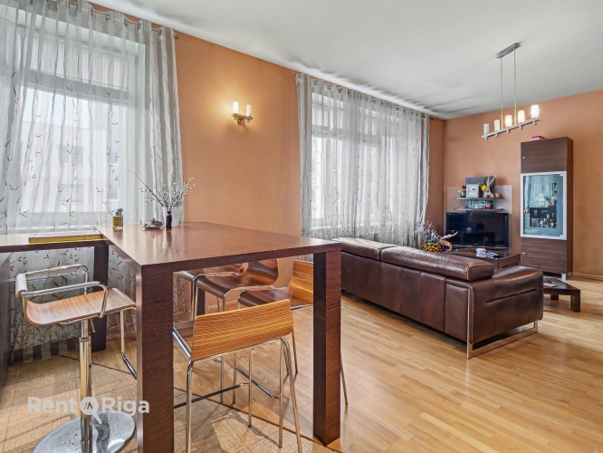 Sludinājumi. Pārdod plašu un kvalitatīvi labiekārtotu 3 istabu dzīvokli  103,6 m ar lodžiju un balkonu.  Cena: 176500 EUR Foto #1