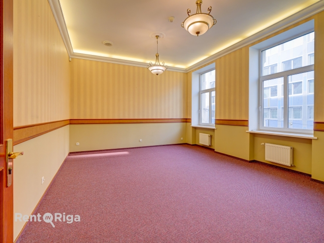 Sludinājumi. Izīrē Biroja telpas renovētā ēkā Rīgas centrā, Kr. Valdemāra ielā 20.  Piedāvājam biroja telpas Cena: 4917 EUR/mēn Foto #4