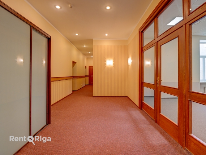 Sludinājumi. Izīrē Biroja telpas renovētā ēkā Rīgas centrā, Kr. Valdemāra ielā 20.  Piedāvājam biroja telpas Cena: 4917 EUR/mēn Foto #9