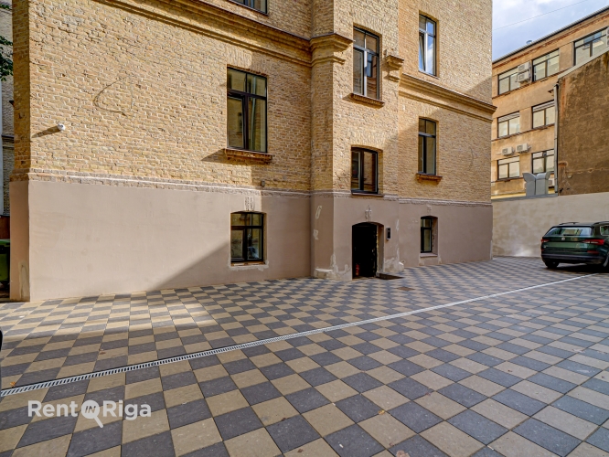 Sludinājumi. Piedāvājumā dzīvokļi Rīgas centrā. Īpašumam divas ēkas fasādes un pagalma.  Trīsistabu dzīvoklis ar Cena: 139480 EUR Foto #1