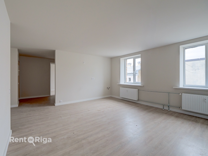 Sludinājumi. Piedāvājumā dzīvokļi Rīgas centrā. Īpašumam divas ēkas fasādes un pagalma.  Trīsistabu dzīvoklis ar Cena: 139480 EUR Foto #9