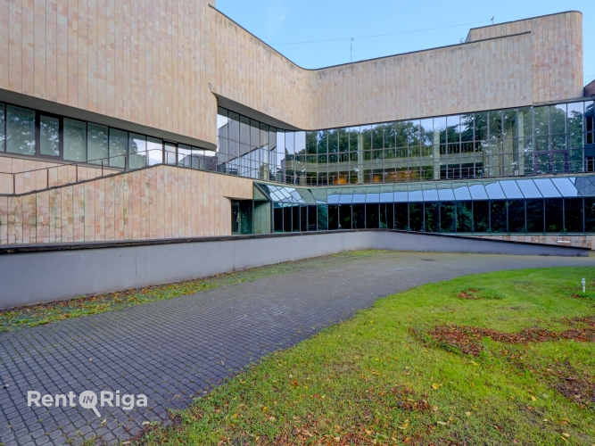 Sludinājumi. Kafejnīcas telpas ar terasi pie kanāla leģendārajā Kongresu namā.  Telpas sastāv no lielas, gaišas Cena: 2480 EUR/mēn Foto #3