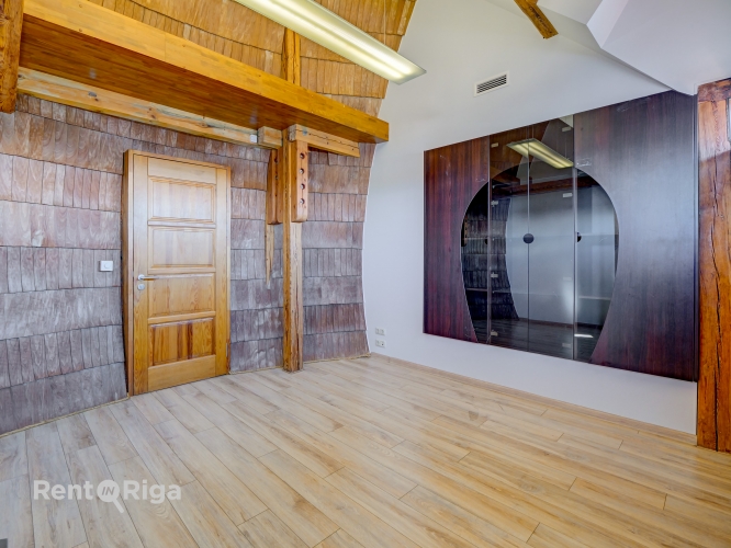 Объявление. Divu līmeņu biroja telpas prestižā vietā  Elizabetes ielā.  Šis birojs apvieno modernu dizainu ar Цена: 1309 EUR/мес. Foto #4