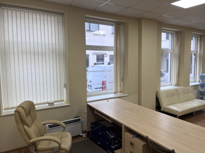 Sludinājumi. Iznomā biroju telpas.  Telpas var izmantot gan tirdzniecībai, gan biroja vajadzībām.  Telpu kopējā Cena: 500 EUR/mēn Foto #4