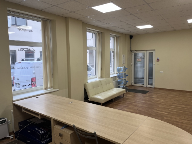 Sludinājumi. Iznomā biroju telpas.  Telpas var izmantot gan tirdzniecībai, gan biroja vajadzībām.  Telpu kopējā Cena: 500 EUR/mēn Foto #3