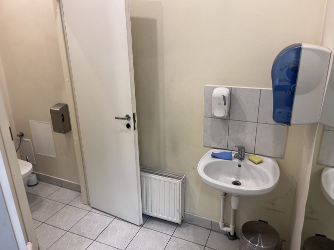 Sludinājumi. Iznomā biroju telpas.  Telpas var izmantot gan tirdzniecībai, gan biroja vajadzībām.  Telpu kopējā Cena: 500 EUR/mēn Foto #9