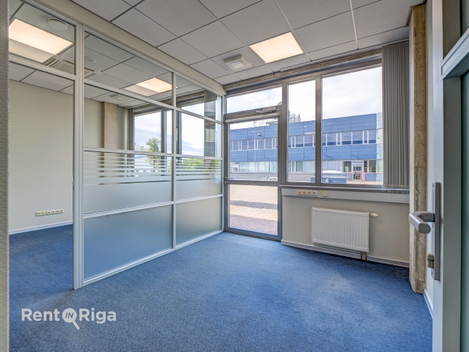 Sludinājumi. Biroja telpas ar bonusu - tiešo izeju uz terasi!  Jauns birojs mūsdienīgā biroju ēkā. Telpas ir Cena: 668 EUR/mēn Foto #5