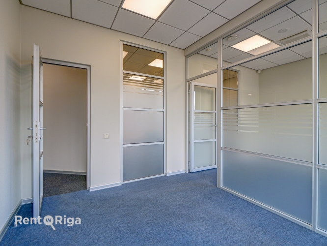 Sludinājumi. Biroja telpas ar bonusu - tiešo izeju uz terasi!  Jauns birojs mūsdienīgā biroju ēkā. Telpas ir Cena: 668 EUR/mēn Foto #7