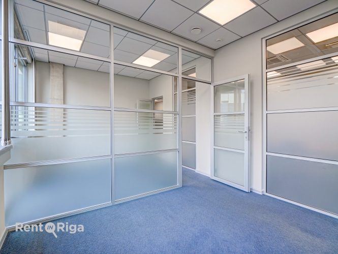 Sludinājumi. Biroja telpas ar bonusu - tiešo izeju uz terasi!  Jauns birojs mūsdienīgā biroju ēkā. Telpas ir Cena: 668 EUR/mēn Foto #9