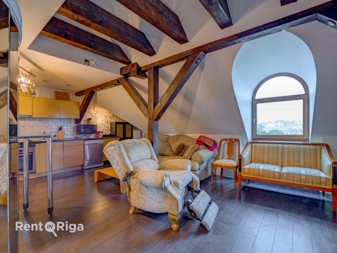 Sludinājumi. Izsmalcināts divlīmeņu dzīvoklis renovētā ēkā pašā Rīgas sirdī.   Tiešs skatu uz Brīvības Cena: 1100 EUR/mēn Foto #3