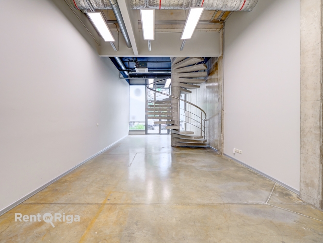 Sludinājumi. Biroja telpa pirmajā stāvā ar atsevišķu ieeju.  Ieeja no ēkas fasādes. Ēkā pieejami šādi Cena: 490 EUR/mēn Foto #1