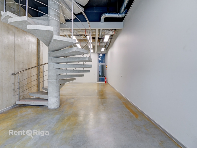 Sludinājumi. Tirdzniecības telpas pirmajā stāvā ar atsevišķu ieeju un ērtu piekļuvi piegādēm/klientiem.  Ieeja Cena: 490 EUR/mēn Foto #2