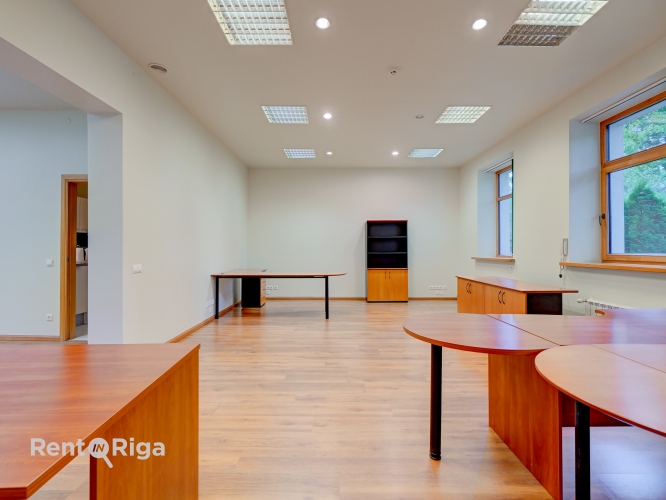 Sludinājumi. Izīrē biroja telpas privātā un koptā īpašumā.  Piedāvājam nomai biroju klusā un zaļā apkaimē, kur Cena: 920 EUR/mēn Foto #2