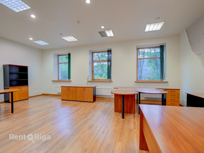 Sludinājumi. Izīrē biroja telpas privātā un koptā īpašumā.  Piedāvājam nomai biroju klusā un zaļā apkaimē, kur Cena: 920 EUR/mēn Foto #3