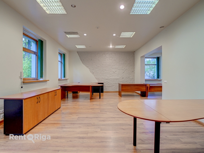 Sludinājumi. Izīrē biroja telpas privātā un koptā īpašumā.  Piedāvājam nomai biroju klusā un zaļā apkaimē, kur Cena: 920 EUR/mēn Foto #4