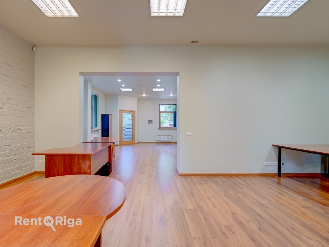 Sludinājumi. Izīrē biroja telpas privātā un koptā īpašumā.  Piedāvājam nomai biroju klusā un zaļā apkaimē, kur Cena: 920 EUR/mēn Foto #5