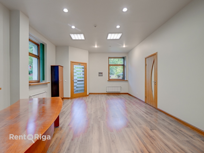 Sludinājumi. Izīrē biroja telpas privātā un koptā īpašumā.  Piedāvājam nomai biroju klusā un zaļā apkaimē, kur Cena: 920 EUR/mēn Foto #6