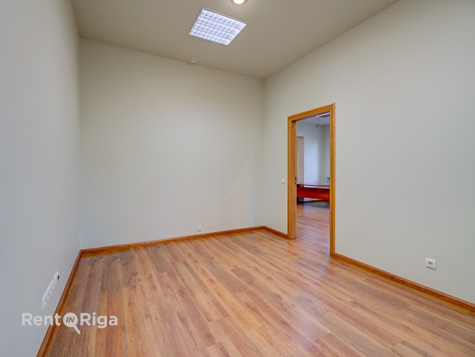Sludinājumi. Izīrē biroja telpas privātā un koptā īpašumā.  Piedāvājam nomai biroju klusā un zaļā apkaimē, kur Cena: 920 EUR/mēn Foto #7