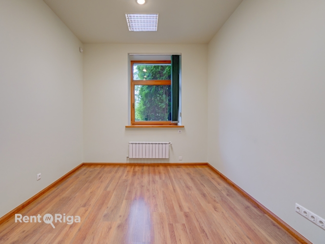 Sludinājumi. Izīrē biroja telpas privātā un koptā īpašumā.  Piedāvājam nomai biroju klusā un zaļā apkaimē, kur Cena: 920 EUR/mēn Foto #8