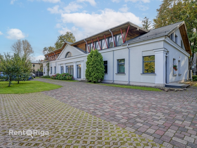 Sludinājumi. Izīrē biroja telpas privātā un koptā īpašumā.  Piedāvājam nomai biroju klusā un zaļā apkaimē, kur Cena: 920 EUR/mēn Foto #1