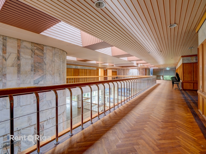 Sludinājumi. Izīrē Kongresu nama visu 4.stāvu.  Telpas sastāv no 9 dažāda izmēra kabinetiem. Tie savienojas ar Cena: 1590 EUR/mēn Foto #3