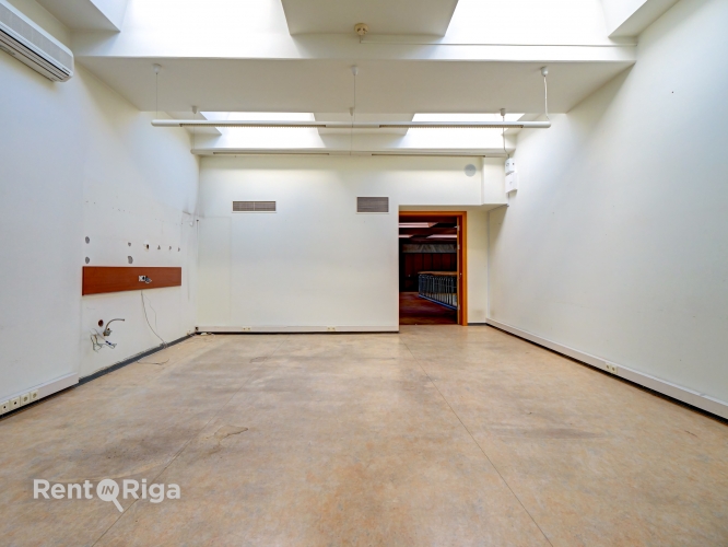 Sludinājumi. Izīrē Kongresu nama visu 4.stāvu.  Telpas sastāv no 9 dažāda izmēra kabinetiem. Tie savienojas ar Cena: 1590 EUR/mēn Foto #9