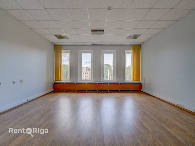 Sludinājumi. Izīrē Kongresu nama visu 4.stāvu.  Telpas sastāv no 9 dažāda izmēra kabinetiem. Tie savienojas ar Cena: 1590 EUR/mēn Foto #6