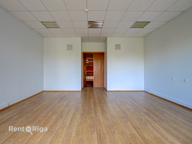 Sludinājumi. Izīrē Kongresu nama visu 4.stāvu.  Telpas sastāv no 9 dažāda izmēra kabinetiem. Tie savienojas ar Cena: 1590 EUR/mēn Foto #7