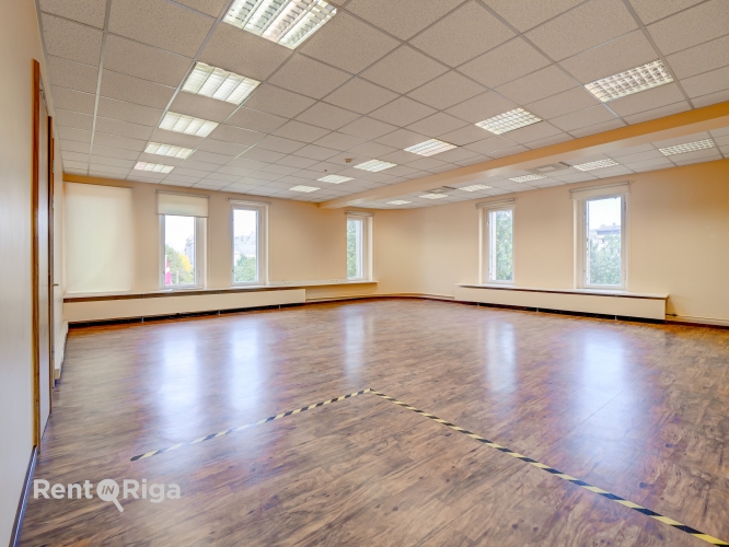 Sludinājumi. Izīrē Kongresu nama visu 4.stāvu.  Telpas sastāv no 9 dažāda izmēra kabinetiem. Tie savienojas ar Cena: 1590 EUR/mēn Foto #4