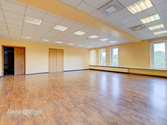 Sludinājumi. Izīrē Kongresu nama visu 4.stāvu.  Telpas sastāv no 9 dažāda izmēra kabinetiem. Tie savienojas ar Cena: 1590 EUR/mēn Foto #5