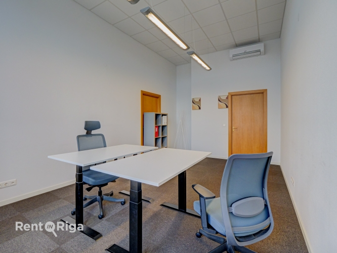 Sludinājumi. Kvalitatīvs, kompakta izmēra birojs renovētā ēkā  Ganību dambī 24D.  Birojs atrodas ēkas 6. stāvā, Cena: 171 EUR/mēn Foto #4