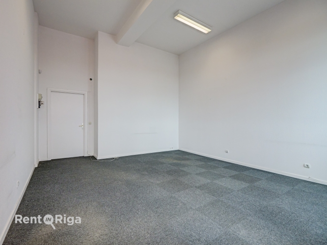 Sludinājumi. Kvalitatīvs, kompakta izmēra birojs renovētā ēkā  Ganību dambī 24D.  Birojs atrodas ēkas 7. stāvā, Cena: 176 EUR/mēn Foto #3