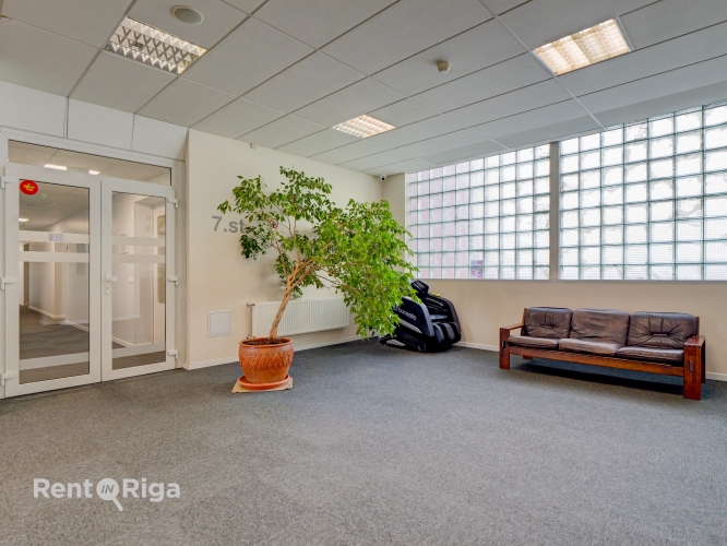Sludinājumi. Kvalitatīvs, kompakta izmēra birojs renovētā ēkā  Ganību dambī 24D.  Birojs atrodas ēkas 7. stāvā, Cena: 176 EUR/mēn Foto #5