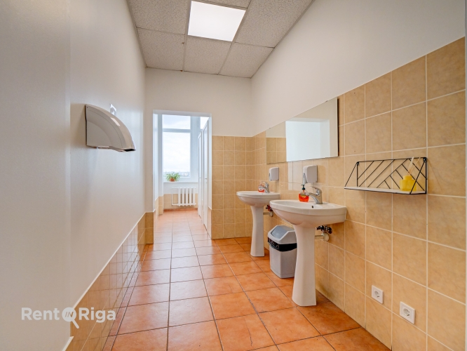 Sludinājumi. Kvalitatīvs, kompakta izmēra birojs renovētā ēkā  Ganību dambī 24D.  Birojs atrodas ēkas 7. stāvā, Cena: 190 EUR/mēn Foto #7