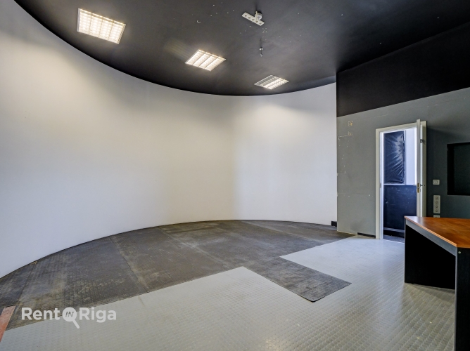 Sludinājumi. Kvalitatīvs, kompakta izmēra birojs renovētā ēkā - Ganību dambī 24D.  Birojs izvietots ēkas 5. Cena: 203 EUR/mēn Foto #1